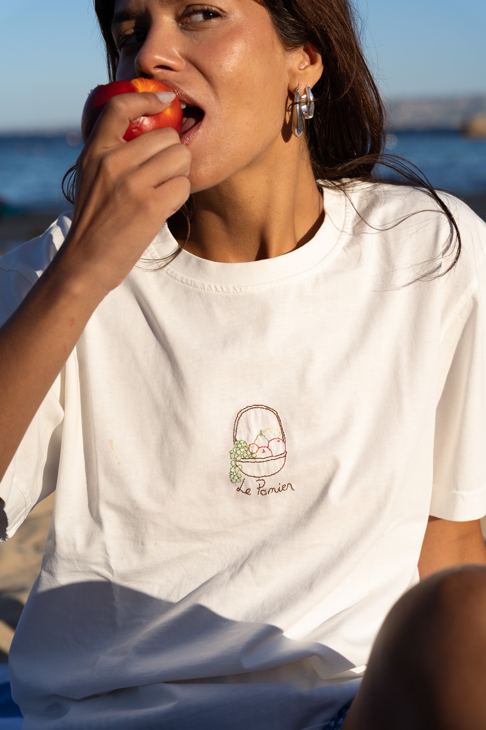 T-shirt brodé Panier